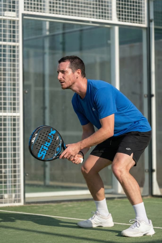Sébastien, coach mental el8vate et joueur de Padel, en pleine action sur le terrain.