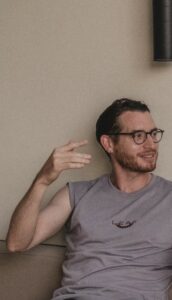 Photo de Sébastien Robinet, coach spécialisé en libération émotionnelle masculine